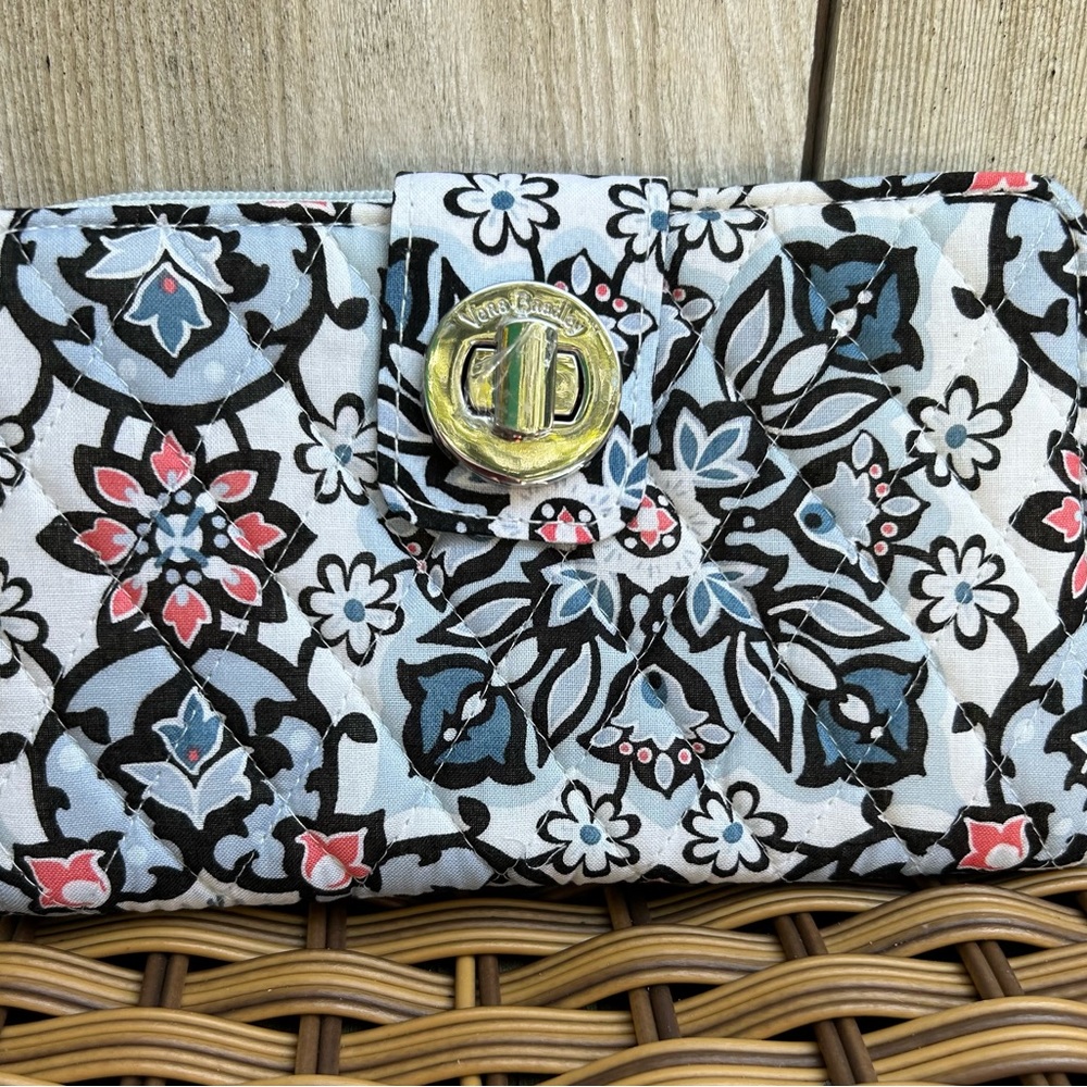 VERA BRADLEY Floral design